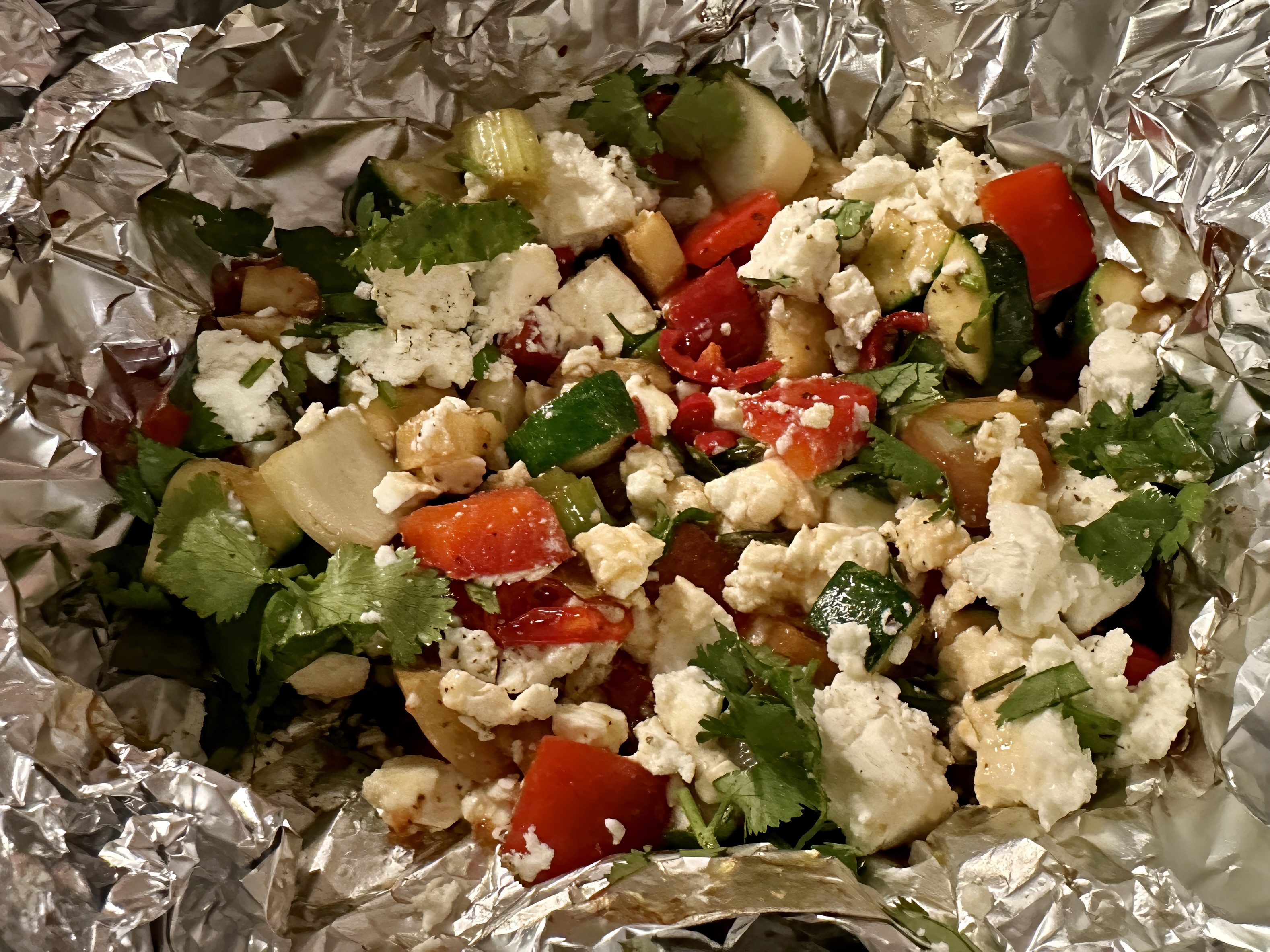 <i>Mariniertes</i><i>Gem&uuml;se mit Feta</i><i>in Folie gegart</i>
